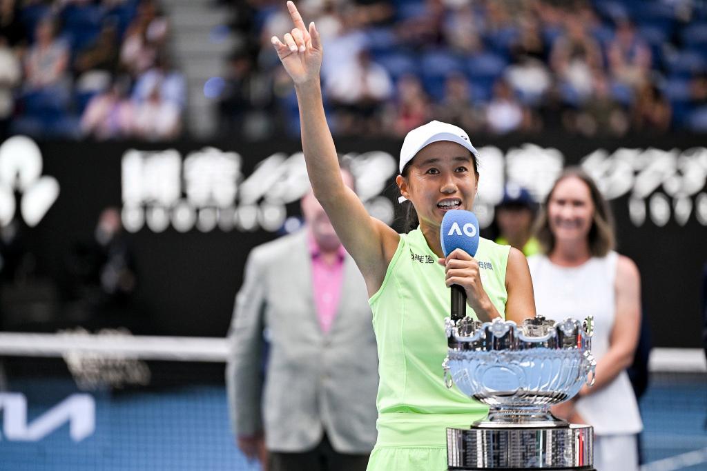 爱游戏官方-领奖台致敬前辈郑洁，张帅女双再夺冠藏着中国网球20年青春